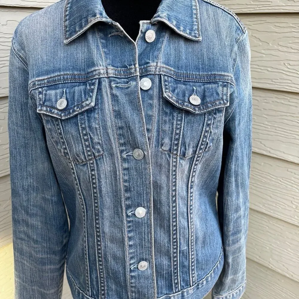 Gap -Gapstretch, Women’s size M, Denim Truckers Jacket, Medium -Light Wash.